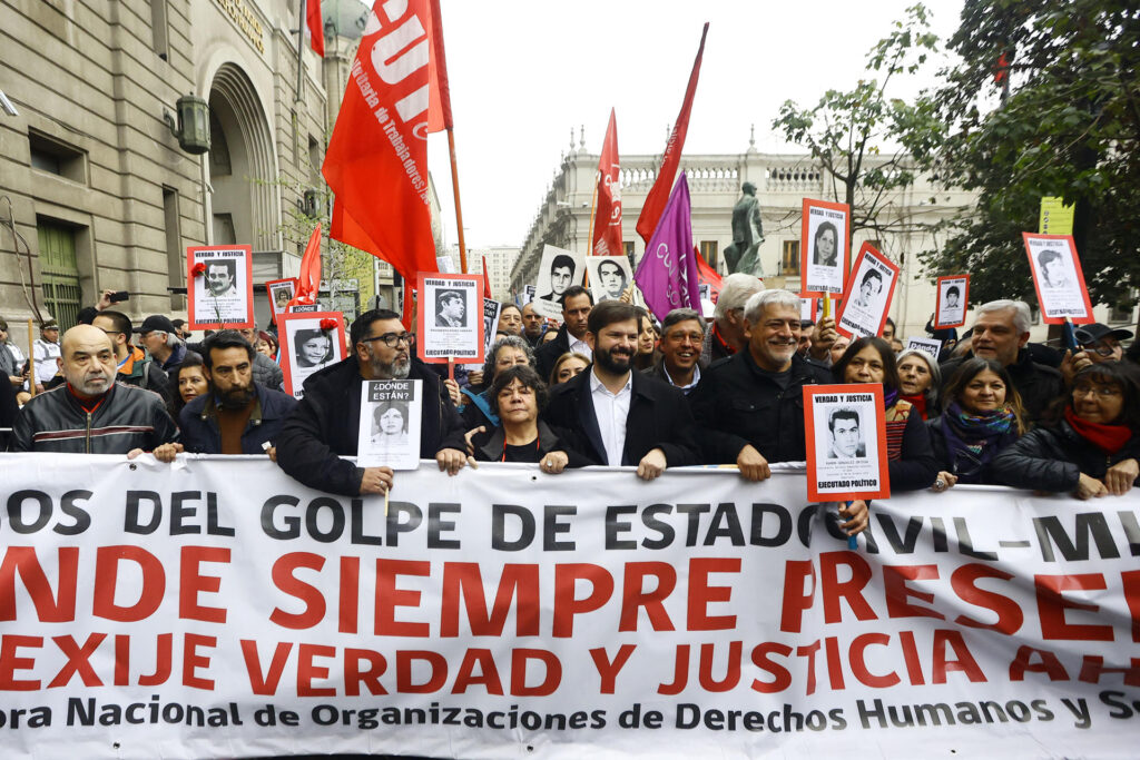 Marchan en Santiago de Chile para honrar a las víctimas de la dictadura
