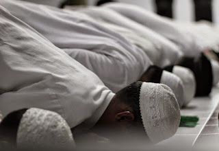 Mengerjakan shalat sunnah di rumah