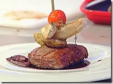 Filetto di fassona con porcini in crosta aromatica, salsa di scalogno e Merlot