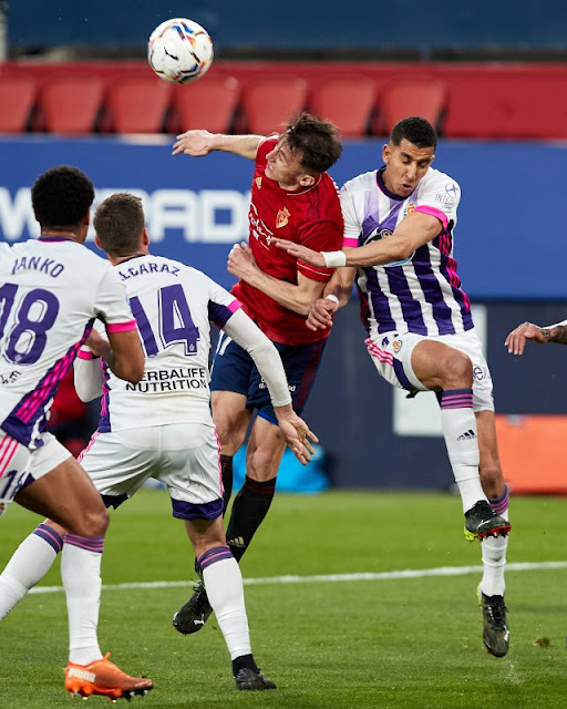 Budimir y El Yamiq pugan por el balón ante Alcaraz y Janko. C. A. OSASUNA 0 REAL VALLADOLID C. F. 0. 13/03/2021. Campeonato de Liga de 1ª División, jornada 27. Pamplona, Navarra, estadio El Sadar. GOLES: No hubo.