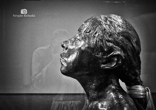 Close-up P&B em perfil do rosto da Escultura Bailarina de Catorze Anos de Edgar Degas no MASP