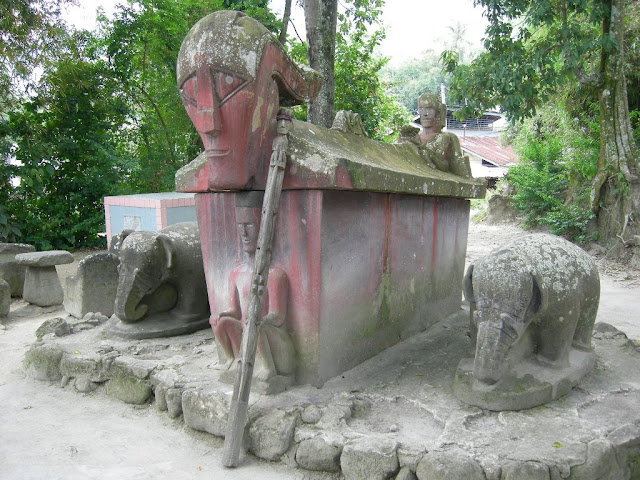 Hasil gambar untuk Museum, Makam Raja danau toba