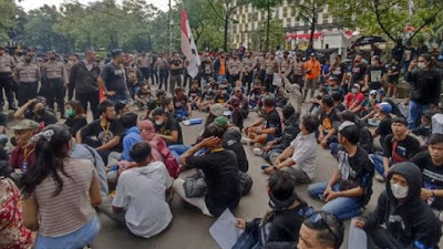 Korban Tragedi Kanjuruhan Demo di Mabes Polri, Tuntut Keadilan  