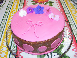 Tort fondant roz retete culinare,