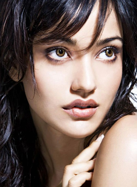 neha-sharma-lips