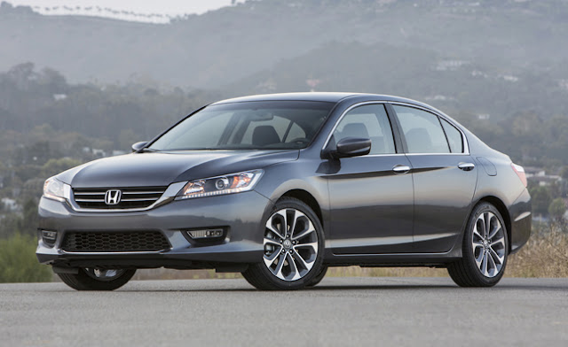 Front 3/4 view of 2013 Honda Accord