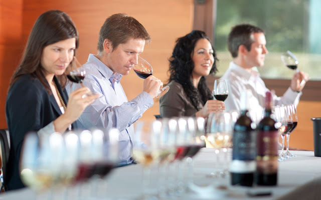 Serás el anfitrión de tu propia degustación de vinos? Aquí hay consejos de un profesional!