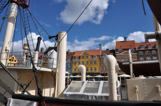 Canale di Nyavn é l'icona di Copenaghen. Navigli pittoreschi e facciate colorate delle case sono i protagonisti della scenografia