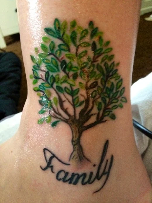 vemos a una chica que lleva el tatuaje de un arbol