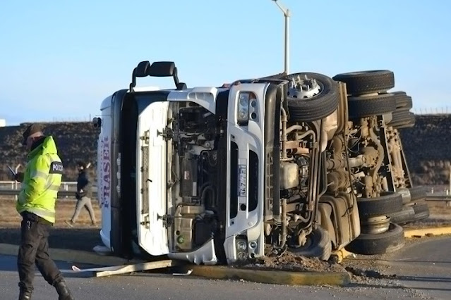 Camion volco en la Ruta 3 y Circunvalacion, chofer resulto lesionado