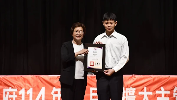 ▲彰化發明家揚名國際，iENA德國發明展勇奪1金2銀2銅，縣長王惠美於日前擴大主管會報中，表揚奪金的彰化發明人趙宥翰，讚揚得獎者為縣爭光，是彰化人的驕傲。（彰化縣政府提供）