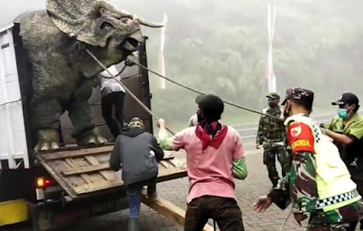 Fakta Dibalik Video Viral Dinosaurus Turun dari Truk di Mojosemi Magetan