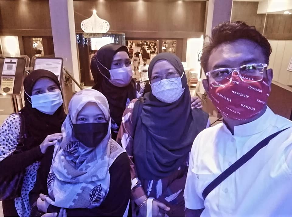 Hari Kedua Puluh Berbuka Puasa Aku Makan Bersama Geng Bas Sekolah