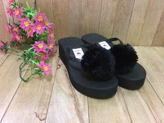 sandal spon pom pom