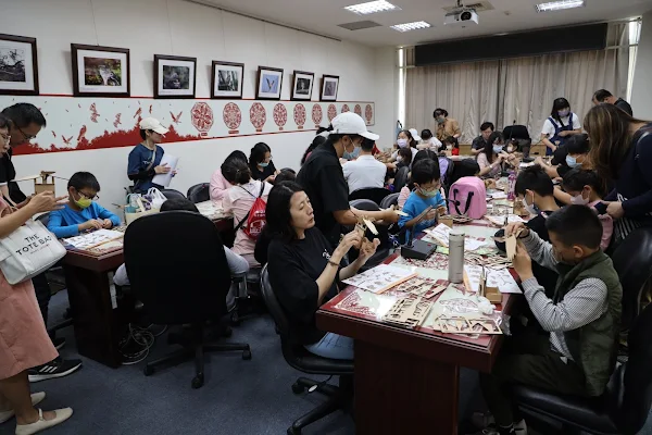 ▲限量灰面鵟鷹文具盒DIY體驗活動，一大早小朋友們就大排長龍爭著報名，熱鬧不已。（參山處提供）