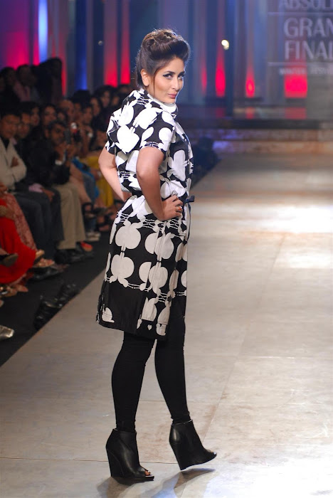 kareena kapoor stopper for designer kallol datta at lfw 2012. unseen pics