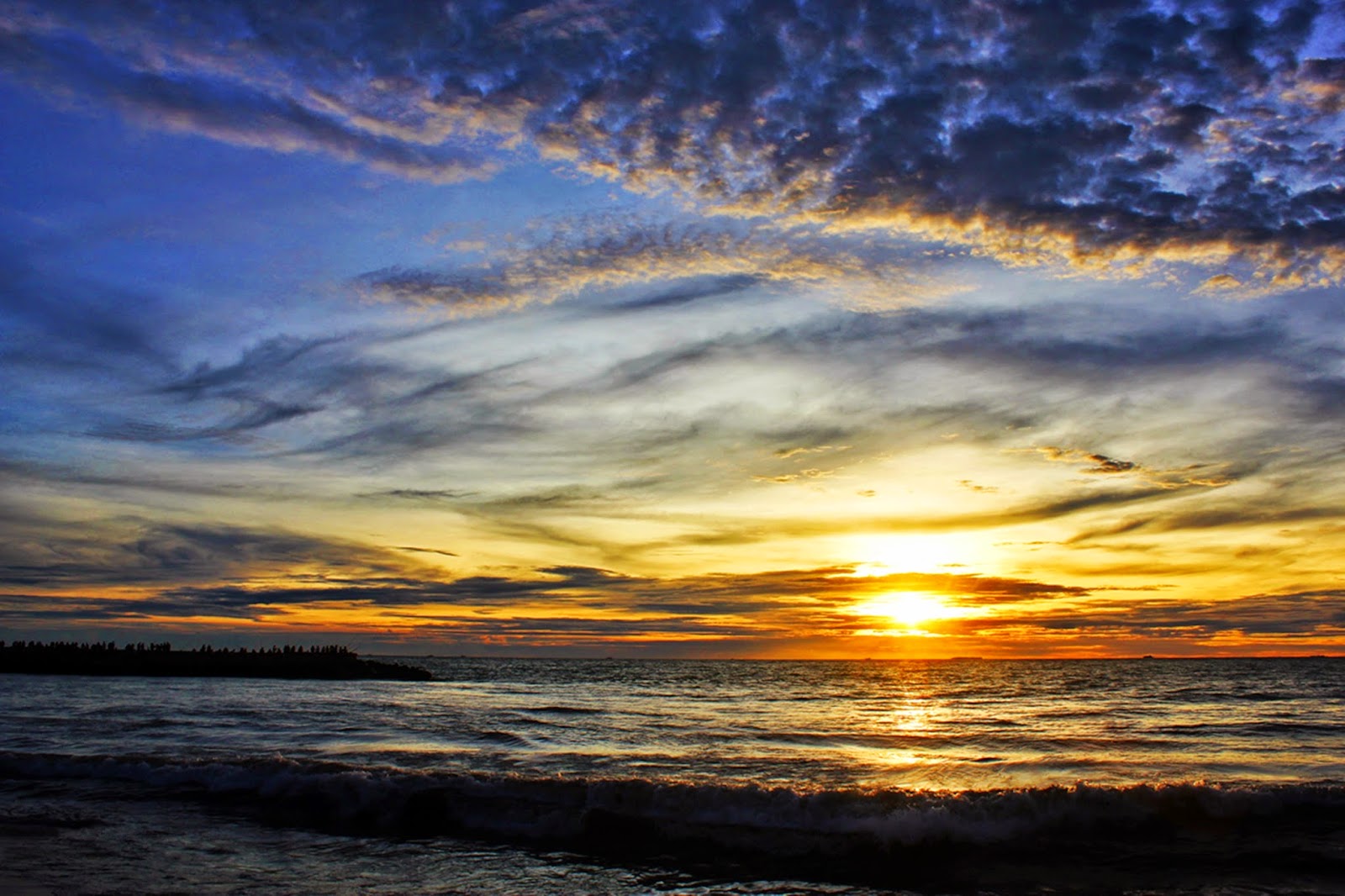 Jelajah Nagari Awak Menangkap Senja  Pantai Taman Muaro Lasak