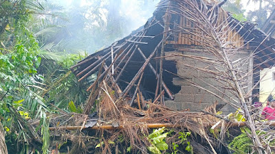   Satu Rumah Hancur Tertimpa Pohon Tumbang Di Karangasem