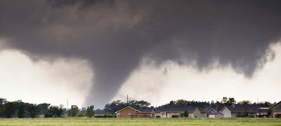 50 TORNADOS EN 24 HORAS ARRASAN EL CENTRO DE ESTADOS UNIDOS