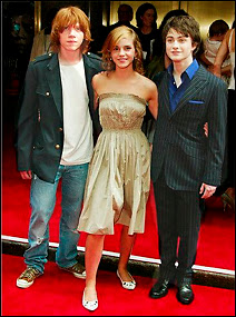 Les trois héros des films de Harry Potter, les ennemis du monstrueux Lord Voldemort. De gauche à droite, Rupert Grint (Ron Weasley), Emma Watson (Hermione Granger) et Daniel Radcliffe (Harry Potter) lors de la sortie du 5eme film en 2007.