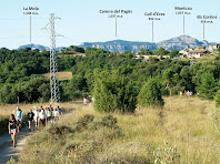 Granera i al seu darrere la serra de Sant Llorenç del Munt