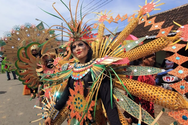 FESTIVAL BAMBU  MENGANGKAT PAMOR GINTANGAN SEBAGAI SENTRA 