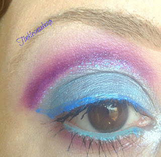 eye_makeup_look_blue_glittery_cut_Crease