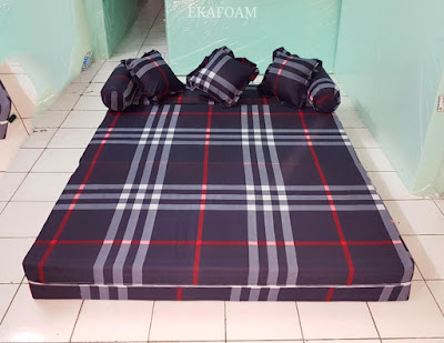 Sofa bed inoac motif sarung coklat saat difungsikan sebagai kasur inoac