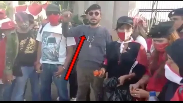 massa Ormas merah-merah tersebut dalam aksi demonya membakar foto Imam Besar HRS, lalu karena tidak terbakar akhirnya mereka merobek-robeknya disertai aneka caci maki dan hujatan ala PKI. 