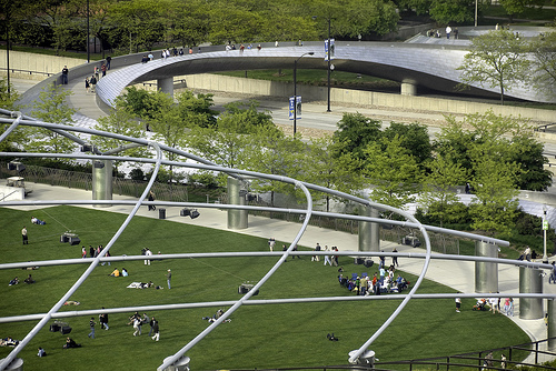 curiosidades-arquitectura-arquitectos-frank-gehry-chicago-bp-bridge-jay-pritzker-pavilion-millenium-park-puente-barrera-acustica-deconstructivismo