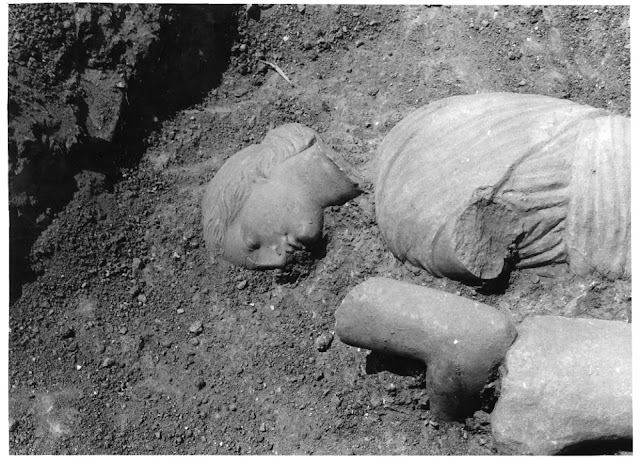 Τα θραύσματα του αγάλματος της Άρτεμης Λαφρίας, όπως ανακαλύφθηκαν από την ανασκαφή σε αστική ρωμαϊκή έπαυλη στο Ασκληπιείο.