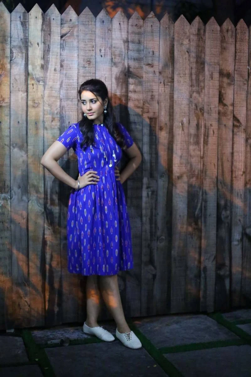 Rashi Khanna Beautiful Hairstyle In Blue Dress At Awards 2016