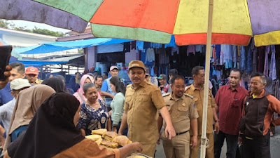 Kunjungan Bupati Abd Azis ke Pasar Penanggo Tarik Antusiasme Warga Koltim