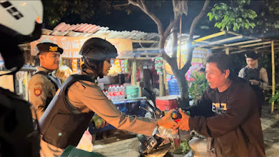 Kabid Humas Polda Jabar : Tanpa Canggung, Polwan Cantik Bagi Bagi Santap Sahur
