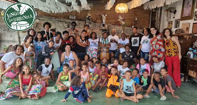 Foto coletiva no lançamento do projeto Jongo Magia na Serronha.