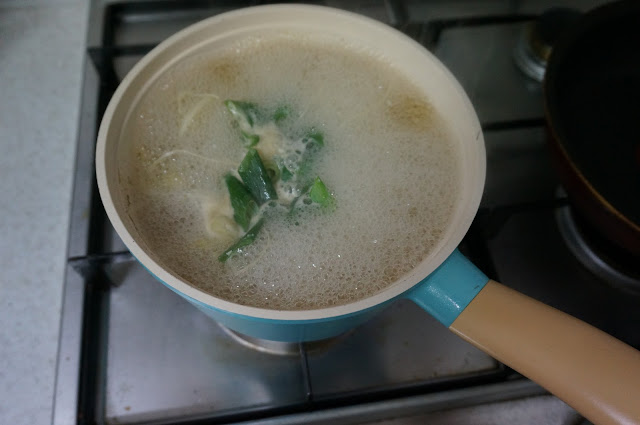 Beansprout soup boiling