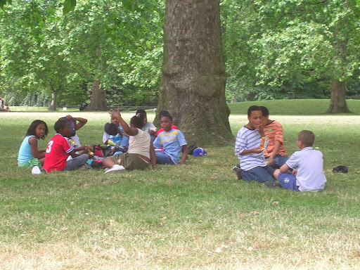 Niños en Hyde Park London England United Kingdom Londres Inglaterra