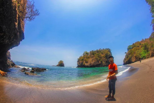 pemandangan di pantai licin malang