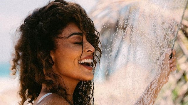 De fio dental, Juliana Paes arranca suspiros em praia mexicana