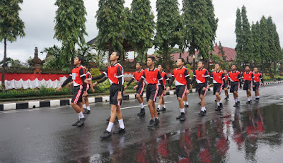 Hujan Tunda Lomba Gerak Jalan di Klungkung