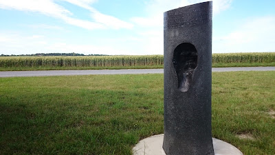 Un visage en creux dans la stèle de Merfy