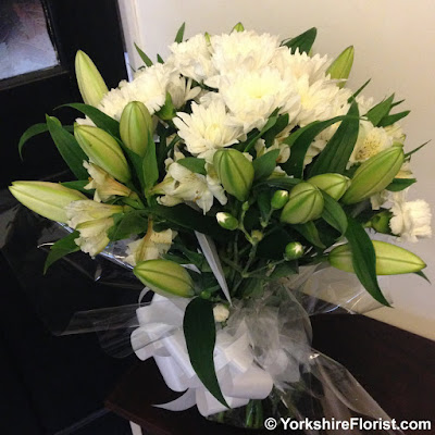  Bouquet of mixed white flowers