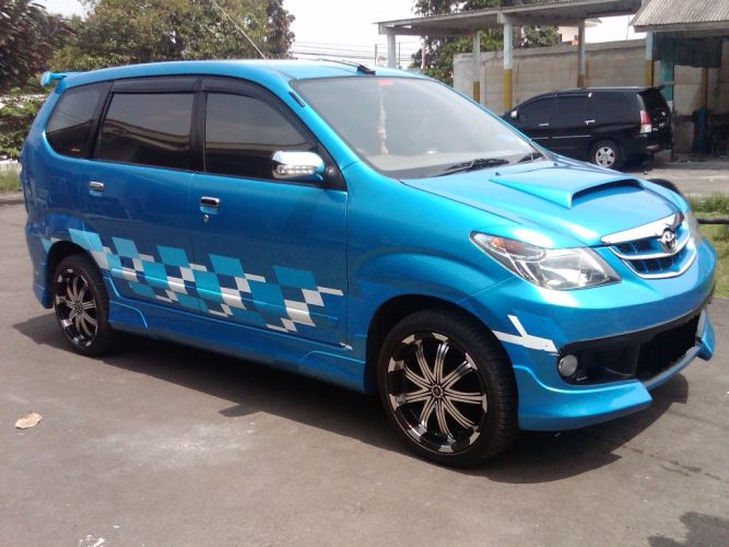 Modifikasi Mobil Avanza Sporty Ala Nascar