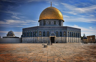 Sejarah Masjid Al Aqsa    Masjid Al-Aqsha (Arab: المسجد الاقصى , Al-Masjid Al-Aqsa, arti harfiah: “masjid terjauh”) adalah salah satu   bangunan yang menjadi bagian dari kompleks bangunan suci di Kota Lama Yerusalem (Yerusalem Timur) yang   dikenal dengan nama Al-Haram asy-Syarif bagi umat Islam dan dengan nama Har Ha-Bayit (Bukit Baitallah   atau Temple Mount) bagi umat Yahudi dan Nasrani.  Di dalam Al Quran nul karim dinyatakan bahwa Nabi Muhammad SAW diangkat ke Sidratul Muntaha dari lokasi   ini pada tahun 621 Masehi, menjadikan masjid ini sebagai tempat suci di Islam (lihat Isra’ Mi’raj.)   Allah berfirman: “Maha Suci Allah, yang telah memperjalankan hamba-Nya pada 