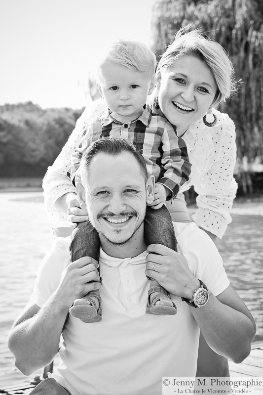 portrait de famille en noir et blanc en famille shooting vendée 85