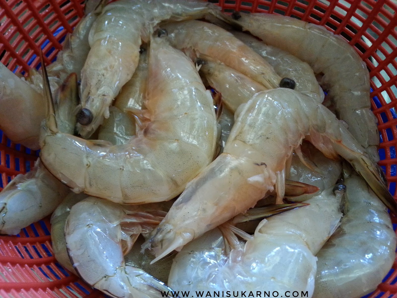 Cara Mudah Nak Bersihkan Udang Dengan Betul Dan Buang 
