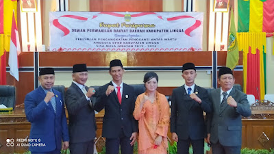 Simarito (dasi merah) dan istri foto bersama anggota DPRD Kabupaten Lingga setelah acara pelantikan