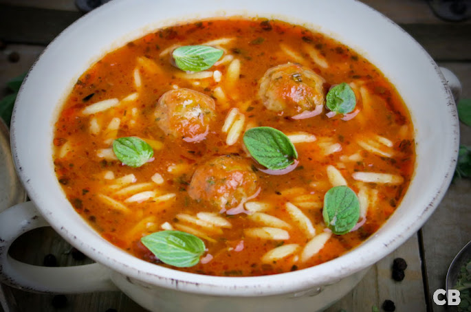 Recept: zo maak je zelf verse tomatensoep met gehaktballetjes en pasta!