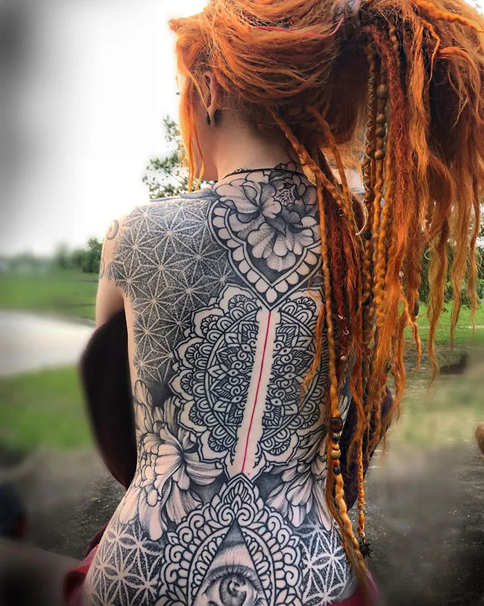 Tatuaje ornamental para mujer