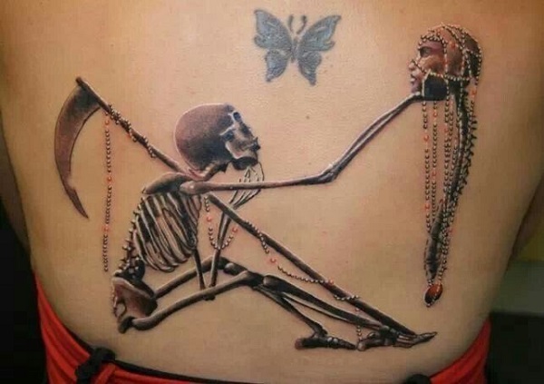 Uma bela e artística de representação de um Grim Reaper tatuagem. O Grim Reaper é desprovido da icônica capa, mas mantém a foice. O Grim Reaper do corpo é mostrado para ser completo esqueleto de como ele mantém-se a cabeça de uma pessoa morta coberta com de luxo, miçangas e acompanhado por uma borboleta azul. 